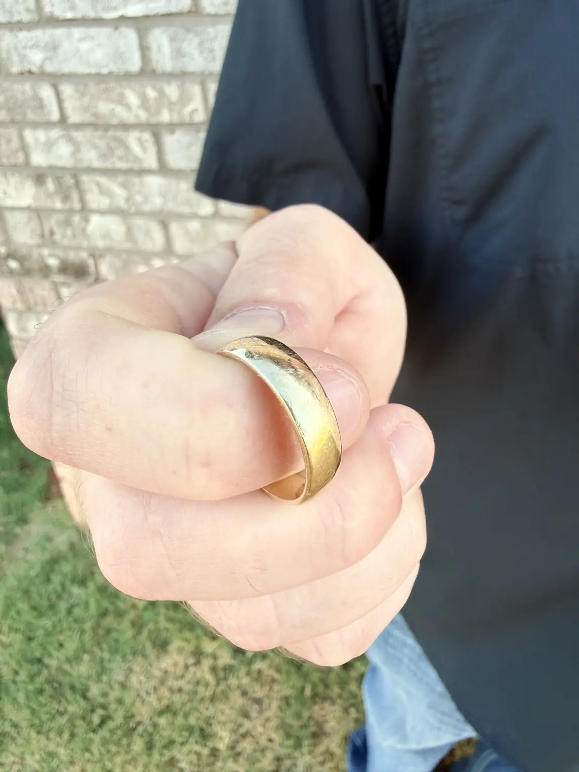 Close view of the recovered 18K gold ring
